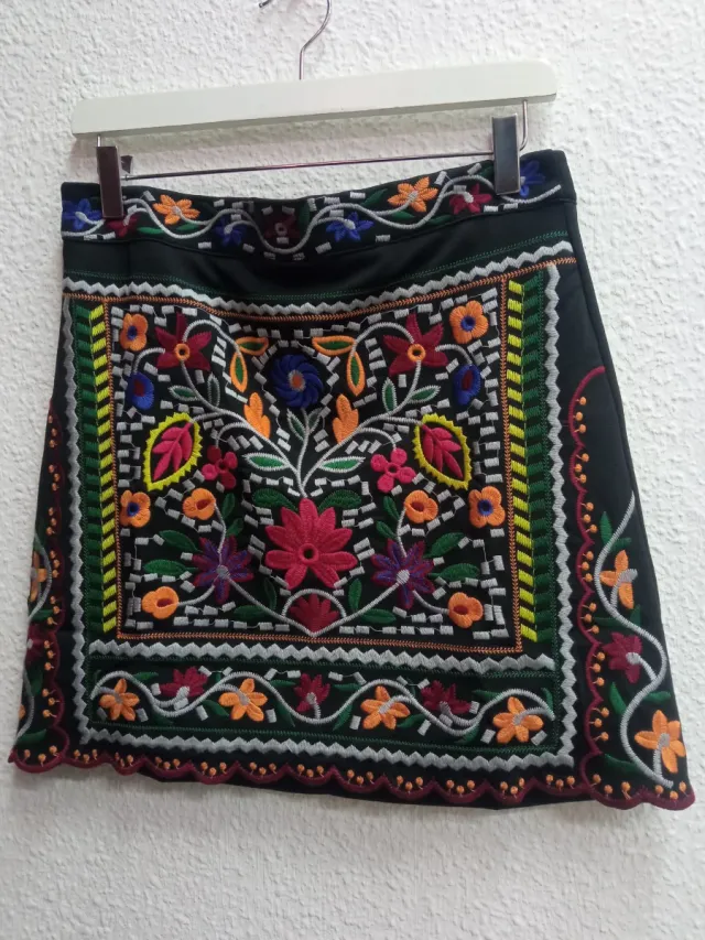 Falda negra bordada multicolor