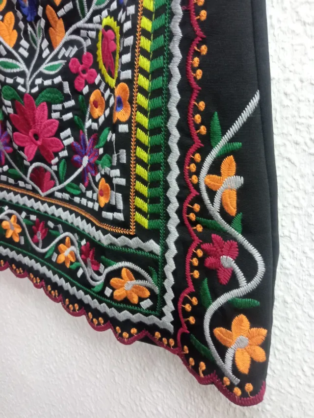Falda negra bordada multicolor