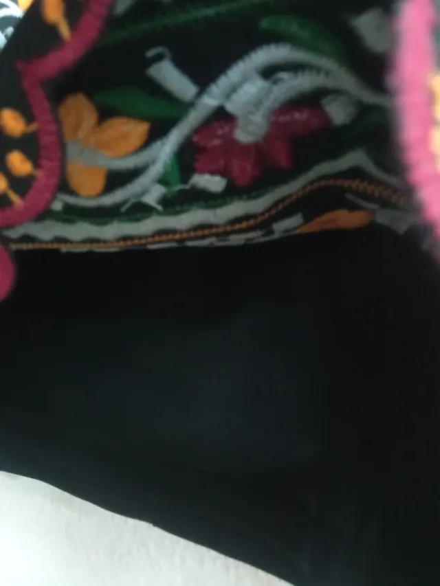 Falda negra bordada multicolor