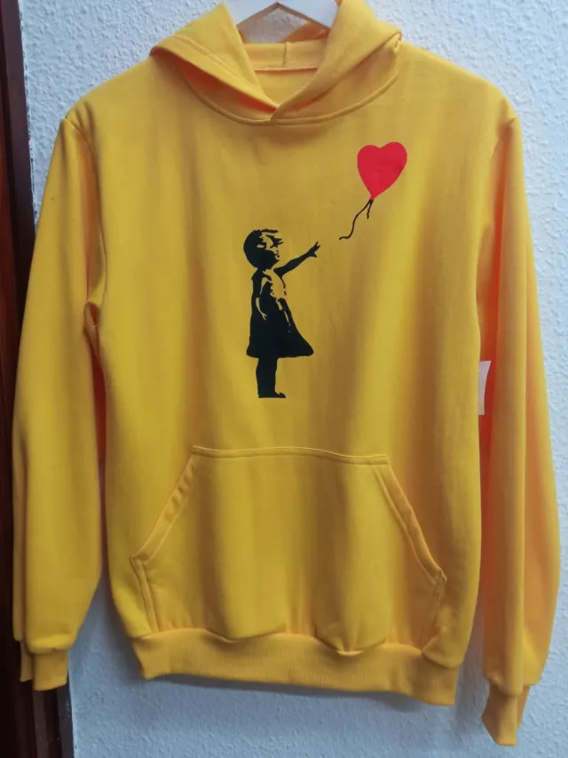 Sudadera amarilla con dibujo niña y globo