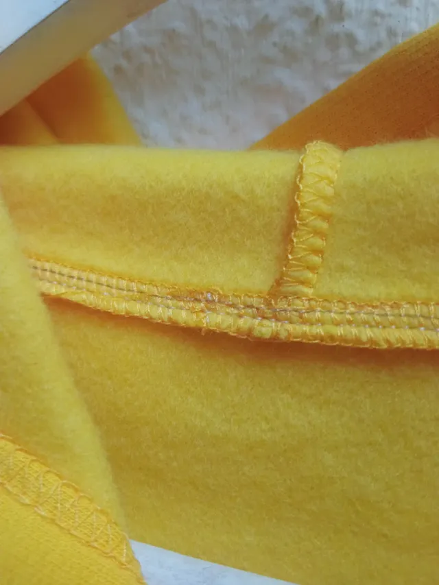 Sudadera amarilla con dibujo niña y globo