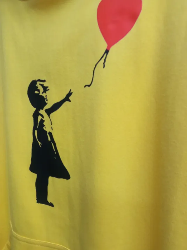 Sudadera amarilla con dibujo niña y globo