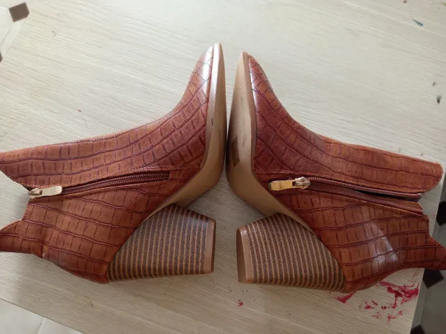 Botas cocodrilo tacón cómodo marrón