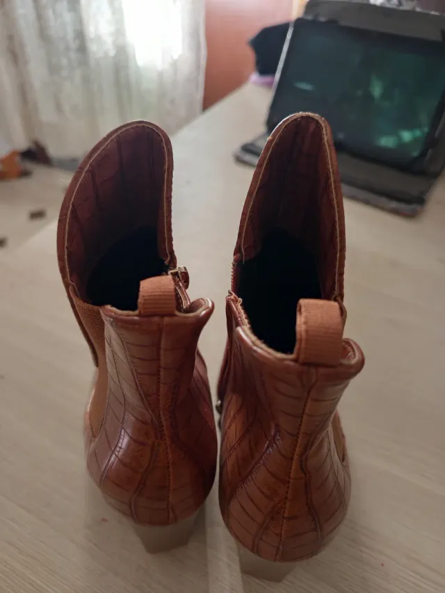 Botas cocodrilo tacón cómodo marrón