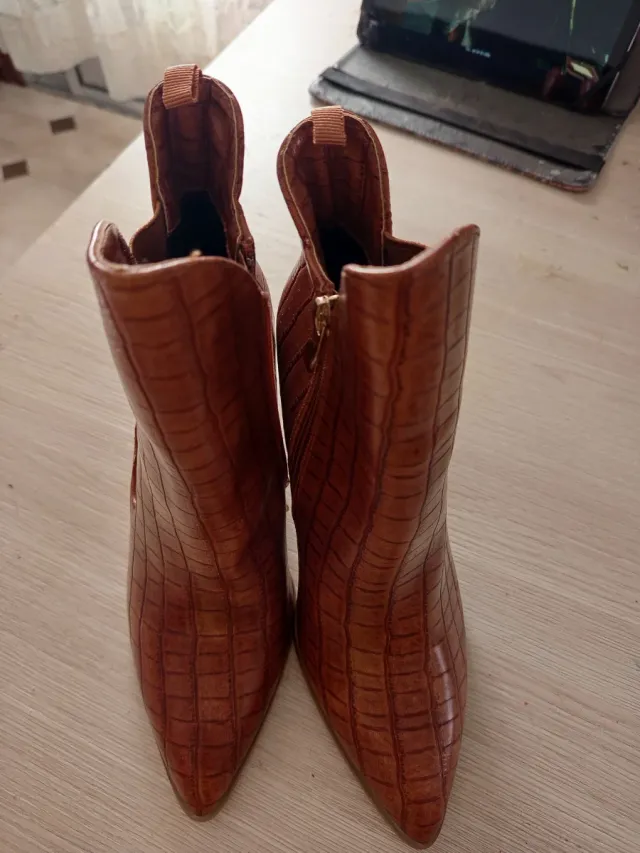 Botas cocodrilo tacón cómodo marrón
