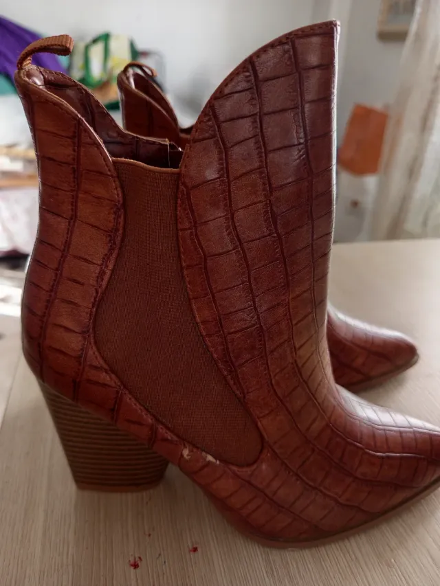 Botas cocodrilo tacón cómodo marrón