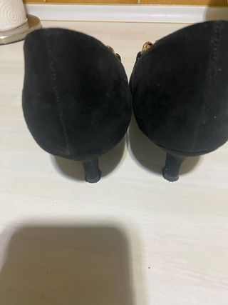 Zapatos de tacón Graceland negros con cadena dorad