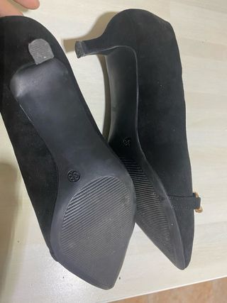 Zapatos de tacón Graceland negros con cadena dorad