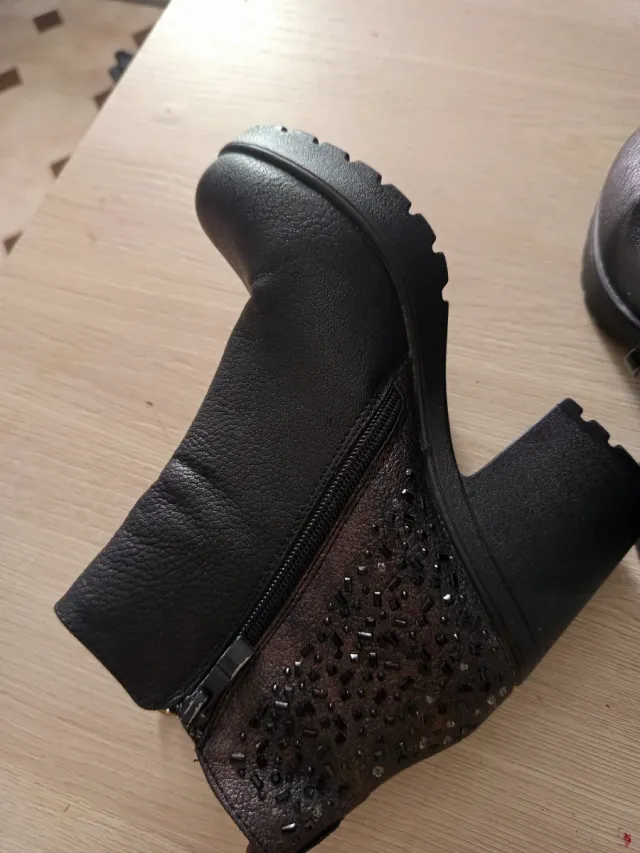 Botas negras con cremallera y pedrería