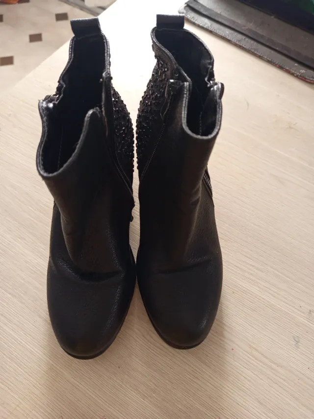 Botas negras con cremallera y pedrería