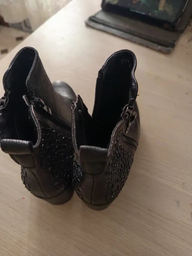 Botas negras con cremallera y pedrería