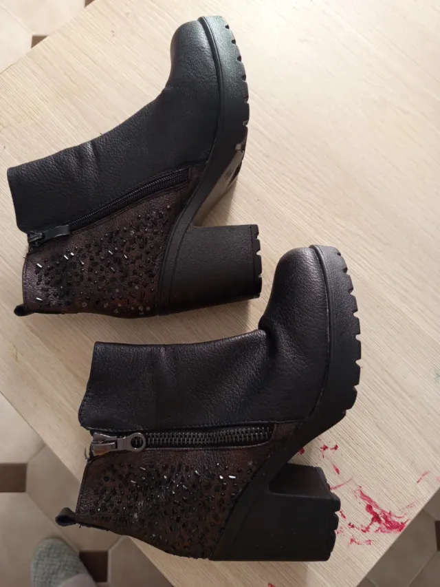 Botas negras con cremallera y pedrería