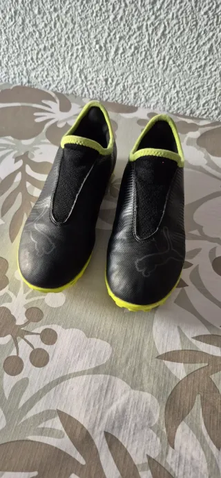 Botas de fútbol Puma niño negras y amarillas