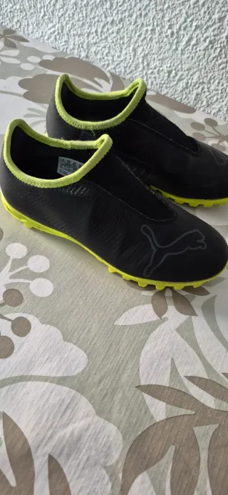 Botas de fútbol Puma niño negras y amarillas