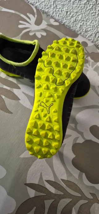 Botas de fútbol Puma niño negras y amarillas