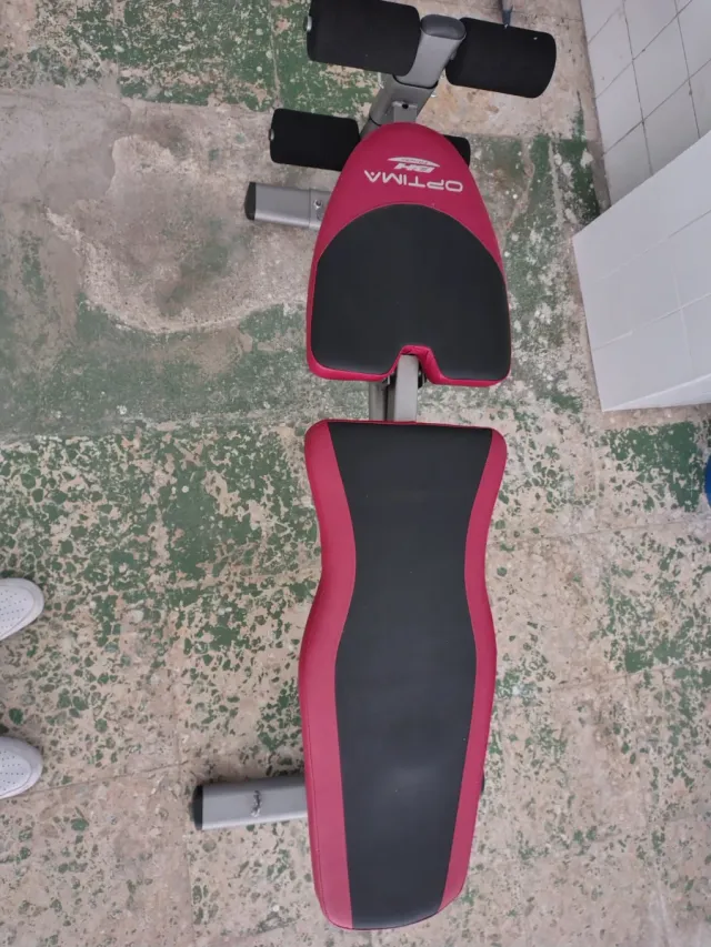 Banco de abdominales y pesas