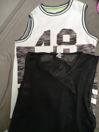 Dos camisetas de tirantes estilo baloncesto