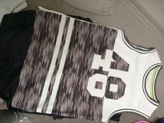 Dos camisetas de tirantes estilo baloncesto