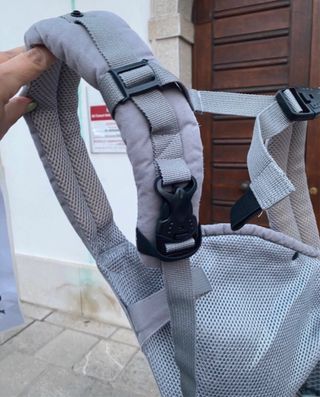 Marsupio con seggiolino integrato