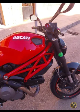 Ducati Monster 696 Roja