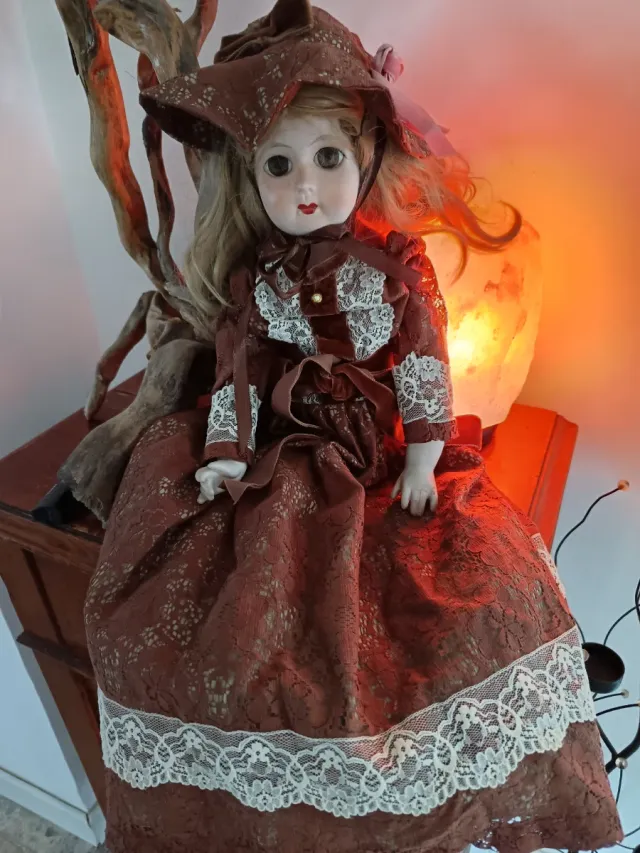 Bambola antica in porcellana