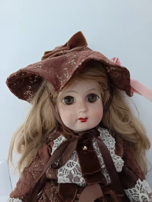 Bambola antica in porcellana