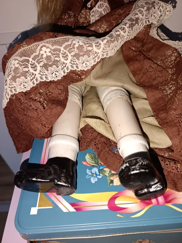 Bambola antica in porcellana