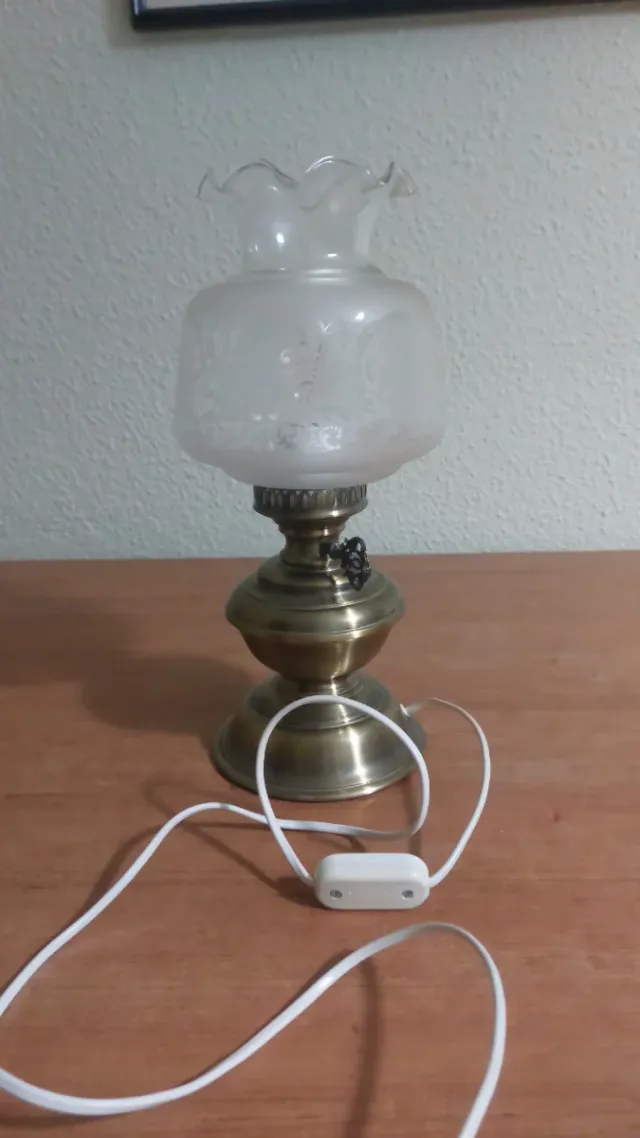 Lámpara de mesa dorada y transparente