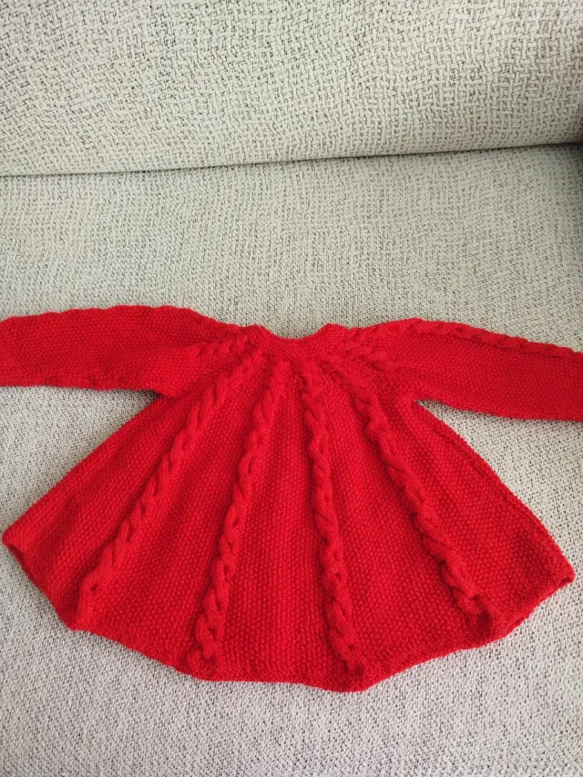 Chaqueta tejida para niña roja