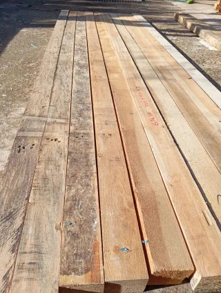 Vigas, listones, puntales, postes, palos de madera