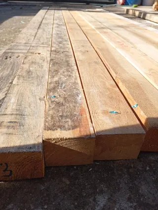 Vigas, listones, puntales, postes, palos de madera