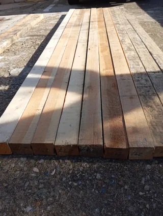 Vigas, listones, puntales, postes, palos de madera