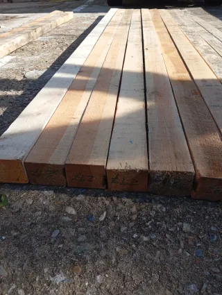 Vigas, listones, puntales, postes, palos de madera