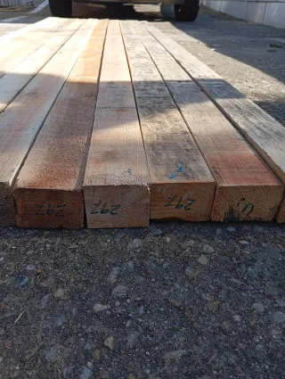 Vigas, listones, puntales, postes, palos de madera