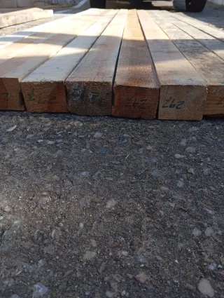 Vigas, listones, puntales, postes, palos de madera