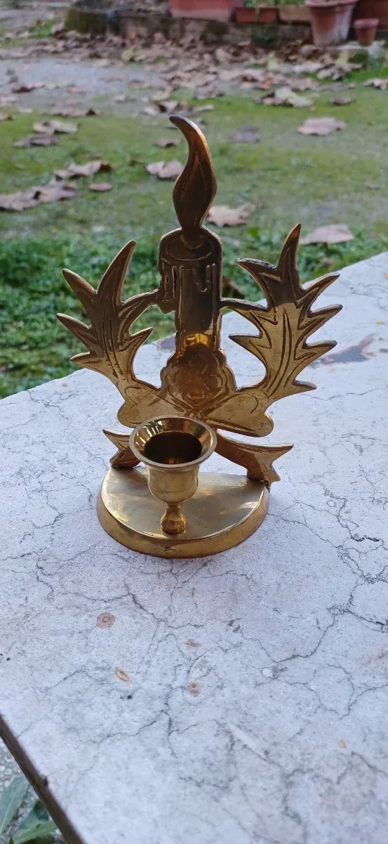 Portacandele in ottone con candela natalizia