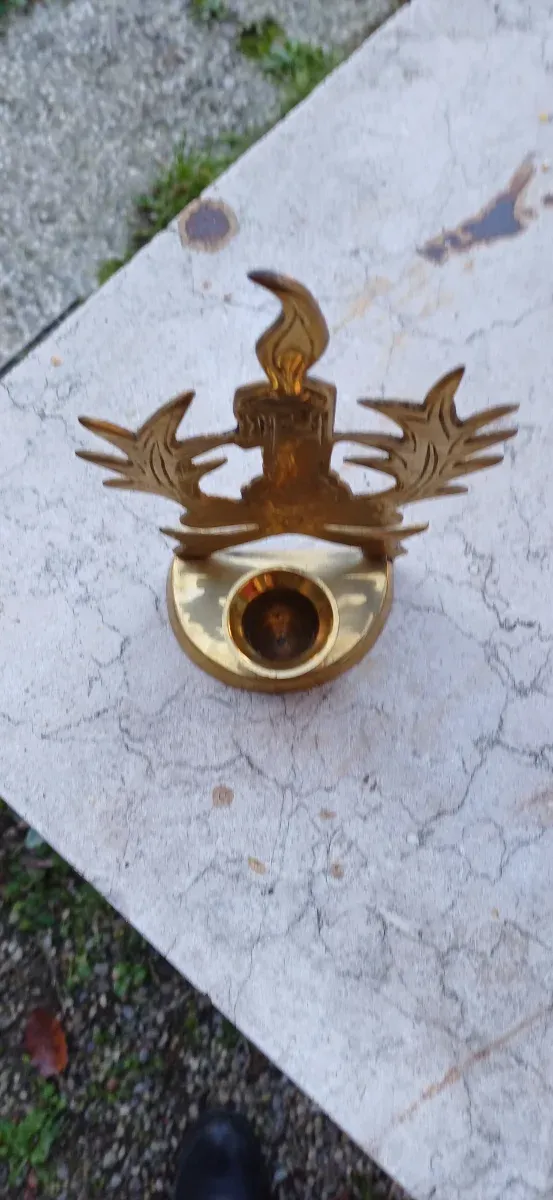 Portacandele in ottone con candela natalizia