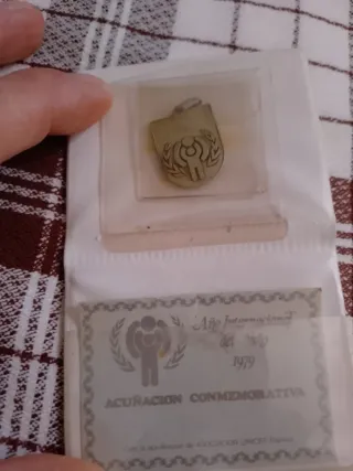 Insignia Año Internacional del Niño 1979 de plata