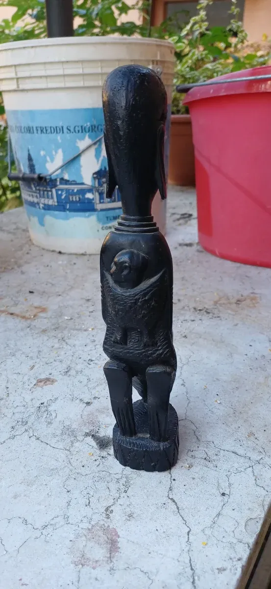 Statua in legno scuro