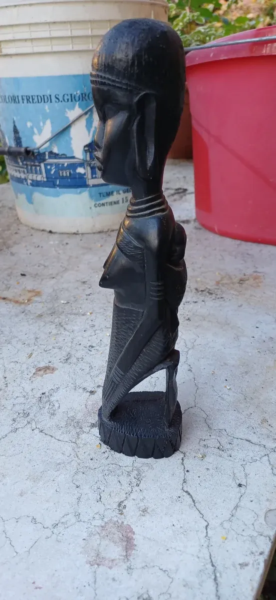 Statua in legno scuro