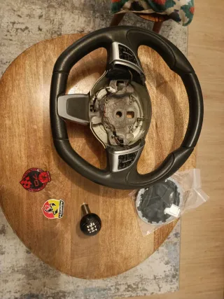 Volante 500 Abarth, pomo carbono y emblemas