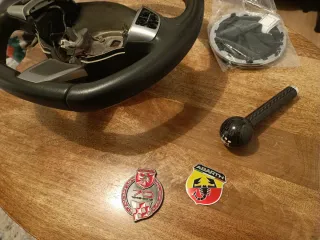 Volante 500 Abarth, pomo carbono y emblemas