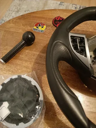 Volante 500 Abarth, pomo carbono y emblemas