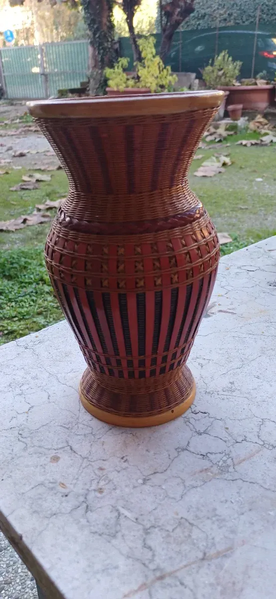 Vaso decorativo in vimini e legno