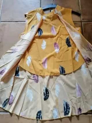 Blusa asimétrica con estampado de plumas