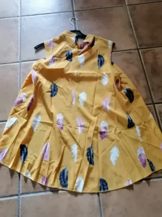 Blusa asimétrica con estampado de plumas