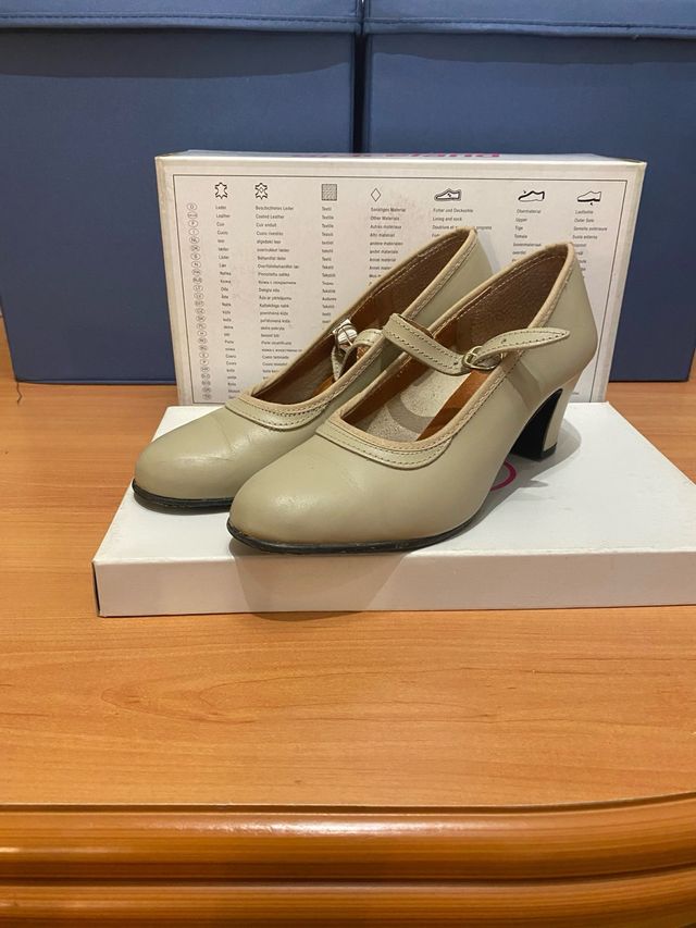 Zapatos Sevillana Talla 38 Beige