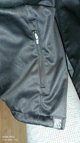 Cazadora negra con capucha mujer