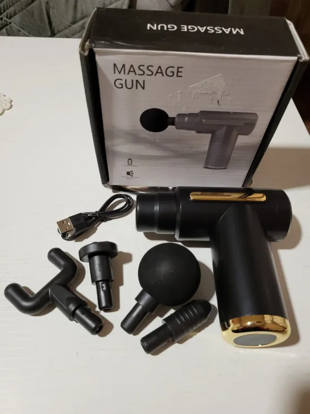 Pistola massaggiatore muscolare nera e dorata