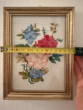 Ricamo punto croce floreale fatto a mano